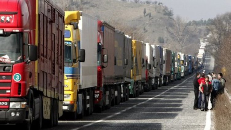 6-километрова опашка от камиони на „Кулата”