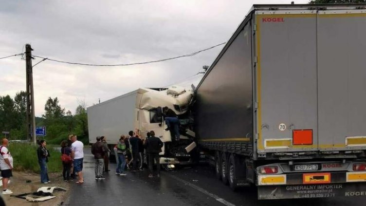 56-годишен българин е загинал при челен сблъсък между два ТИР-а в Румъния