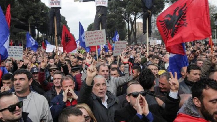 Масови протести в три европейски страни