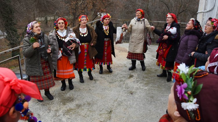 По стара традиция в Тополи отбелязаха Бабинден (СНИМКИ)