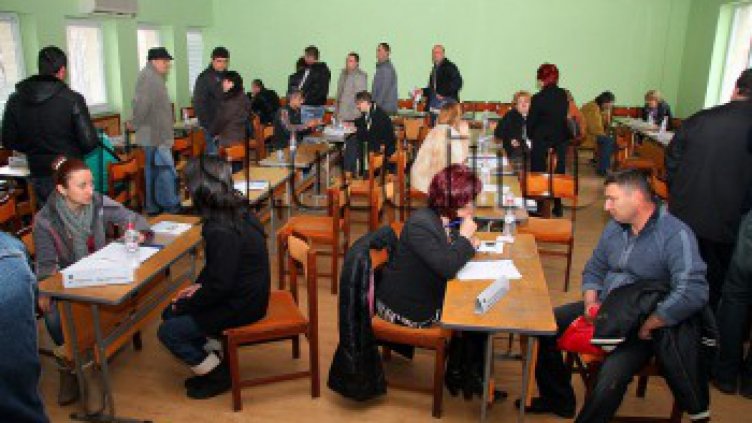 Търсят 20 автобусни шофьори на 2000 лв. заплата