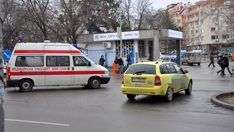 Таксита пречат на линейките на входа на Спешния център във Варна