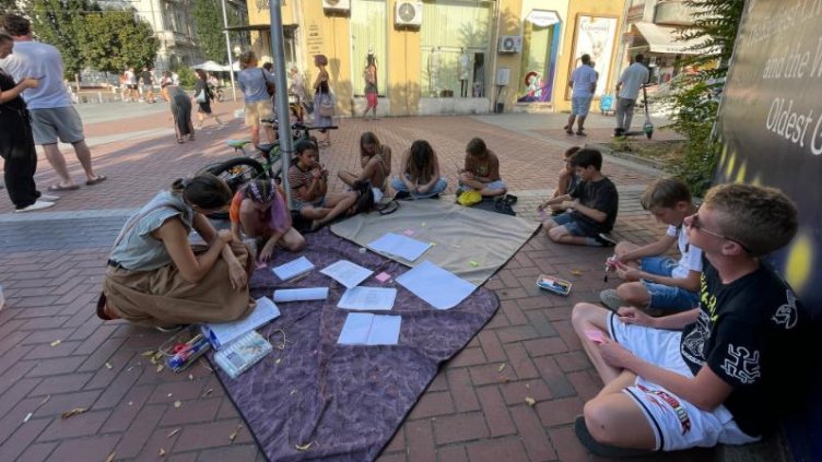 Деца и младежи преобразяват с рисунки центъра на Варна
