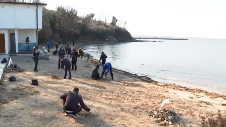 Групово скубане на трева: Нестандартна акция на плаж "Росенец" (ВИДЕО)
