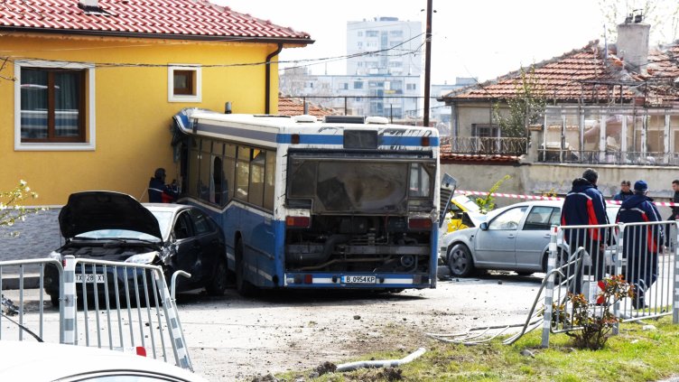 Вижте тежката катастрофа до Дом „Младост“ във Варна (СНИМКИ)
