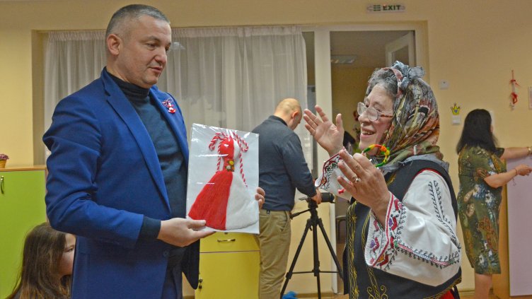 Кметът на Варна посрещна Баба Марта с тържество в детска ясла (СНИМКИ)