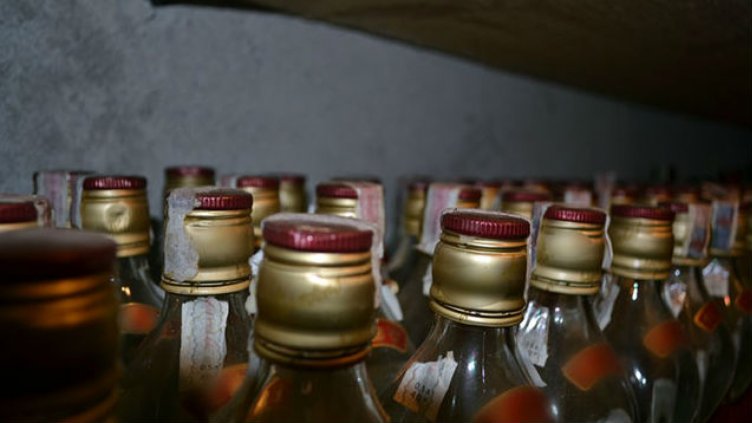 Разбиха нелегален цех за алкохол в София