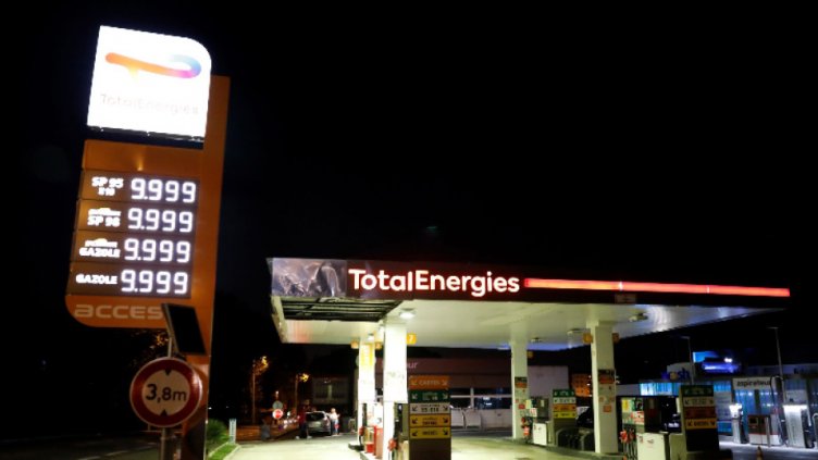 Продължава стачката във френски рафинерии