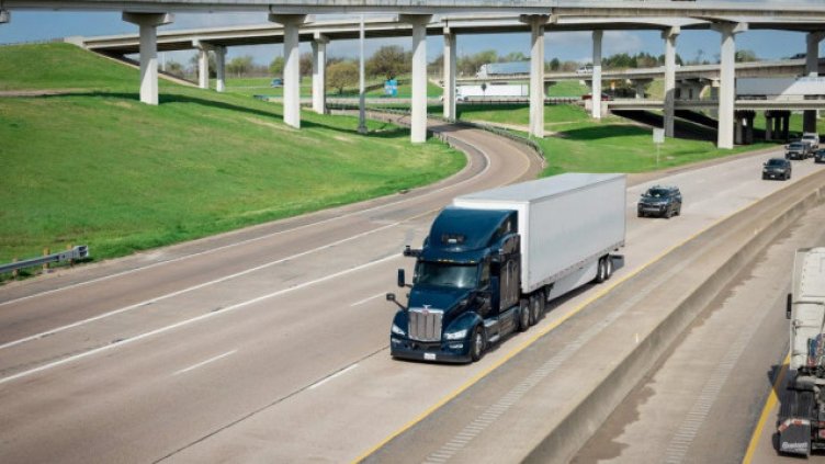 Тираджии в паника: Автономните камиони излизат на пътя до края на годината