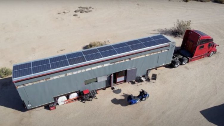 Двойка превърна тир в дом мечта (Видео)