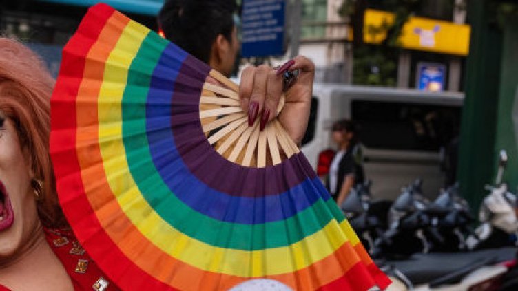 Гавра: Татуиран Исус, заобиколен от мъже, на трансджендър събитие за Великден 