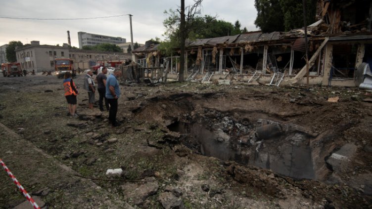 Трима загинаха след руски обстрел в град Днипро