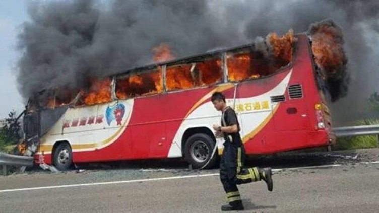26 души загинаха след пожар в автобус с туристи в Тайван