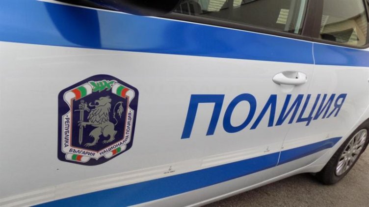Катастрофа между кола и училищен автобус, една жена е тежко пострадала