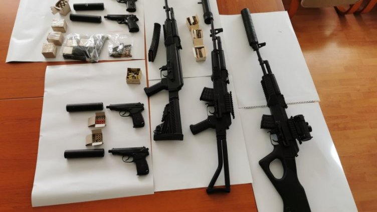 Обвиниха двама от "Арсенал" за незаконно производство и продажба на оръжия