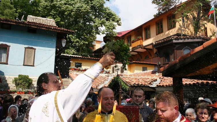 ЦЪРКВАТА КЪМ МАНАСТИРА “СВ. СВ. КОНСТАНТИН И ЕЛЕНА” е предпочитано място за празник и уединение над запалена свещ за мнозина варненци.