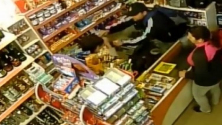 Камери заснеха въоръжен обир в София