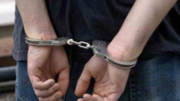 Младеж буйства в центъра на Варна, хвърля камъни по детска градина