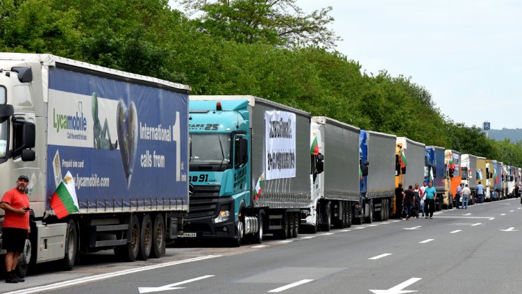 Международни превозвачи излязоха на протест във Варна срещу промените „Макрон“