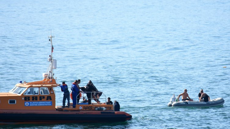 Продължава издирването на второто дете от трагичния инцидент на варненския вълнолом (СНИМКИ)