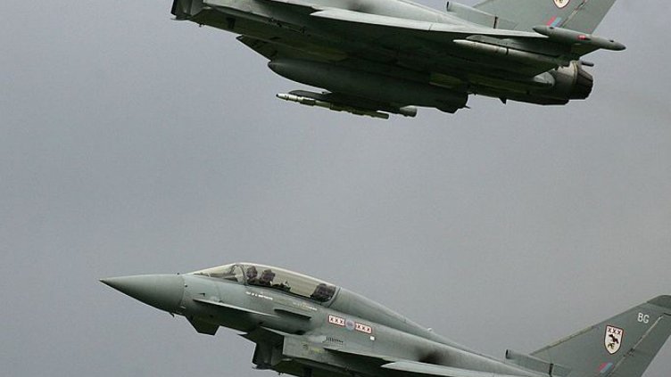 Военна игра на нерви с прихващане на самолети от изтребители