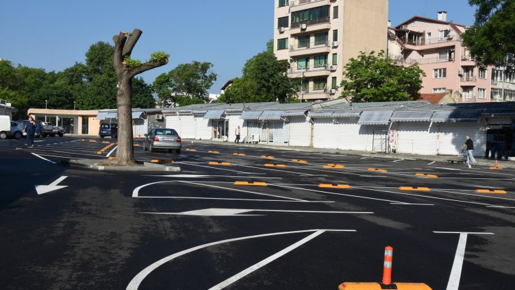 АСФАЛТИРАНЕТО НА ПАРКИНГА И ЦЕНТРАЛНАТА АЛЕЯ на Кооперативния пазар бе извършено в рамките на 2 месеца.