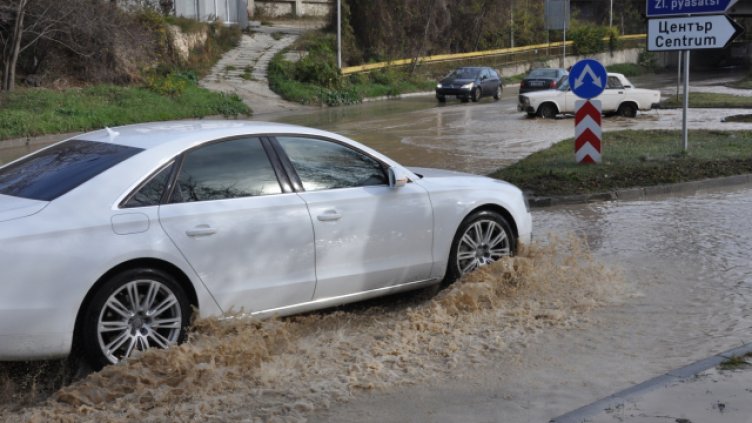 Авария наводни бул. „Христо Смирненски“ във Варна