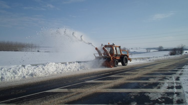 Близо 780 машини почистват пътищата. Карайте внимателно!