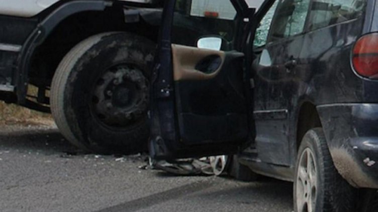 Турски ТИР и кола се удариха челно, един загина