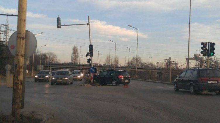 Голф се заби в светофар във Варна