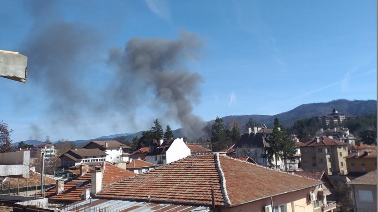 Овладяха пожара във велинградския квартал „Анезица“