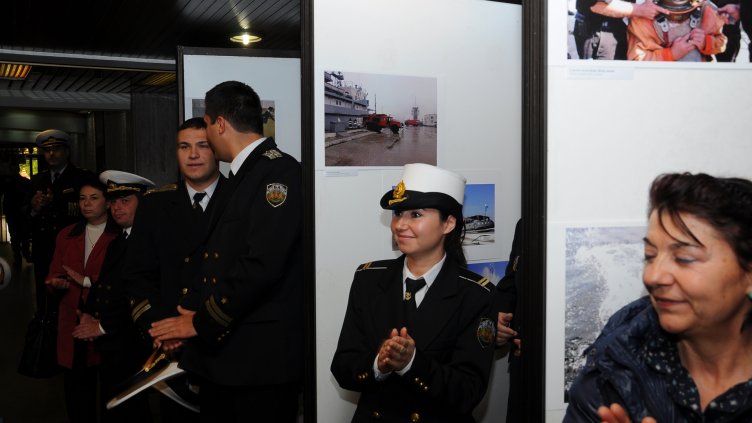 ФОТОИЗЛОЖБА показва паметни мигове за военните моряци от отиващата си 2015 година. Снимка ПЛАМЕН ГУТИНОВ