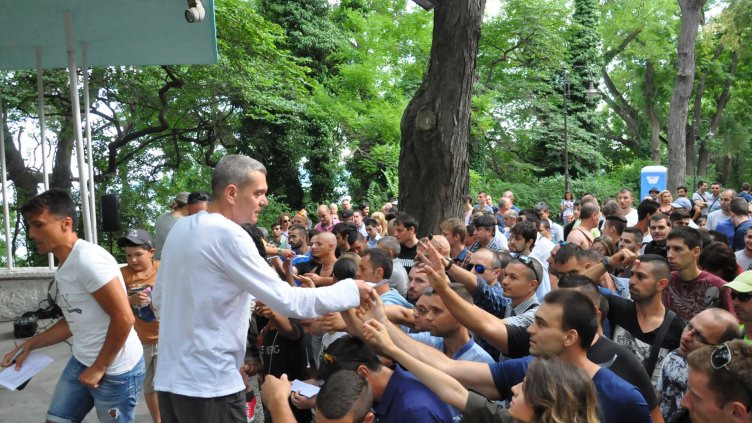 Варненци се съревноваваха да партнират на Джерард Бътлър