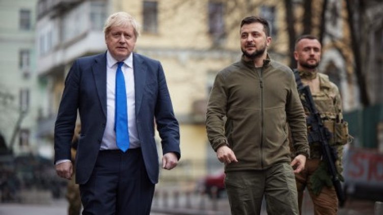 Джонсън също се разходи със Зеленски в Киев