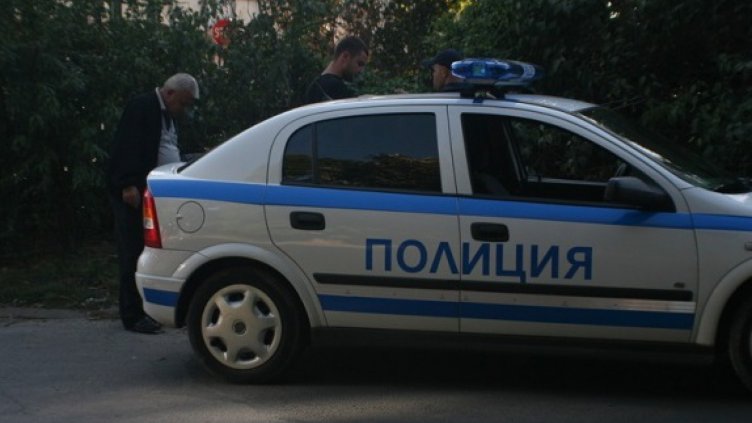 Пиян шофьор с дрога в колата блъсна патрулка
