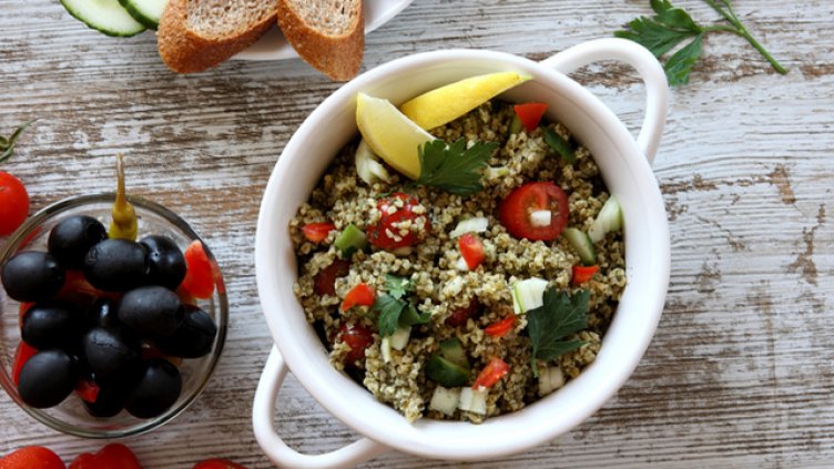 Средиземноморска салата с киноа и пиле