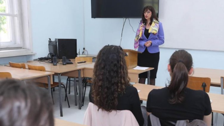 Водещата на „Брюксел 1“ Милена Милотинова пред студенти: Големите новини нямат граници