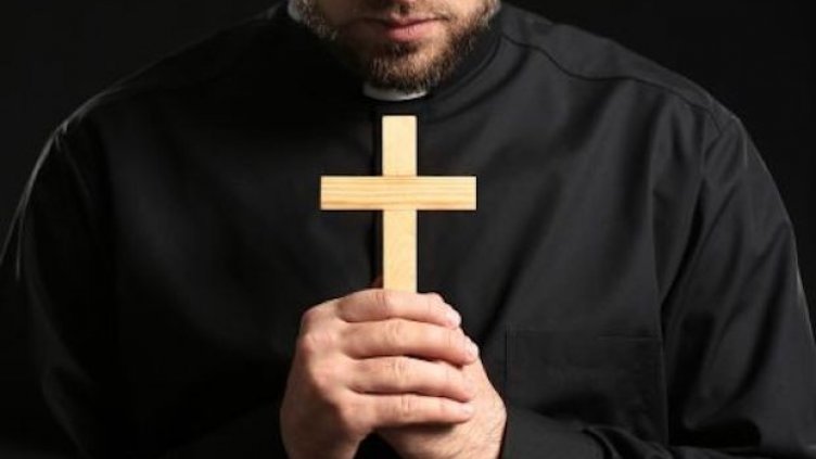 Закопчаха поп, разпространявал детско порно