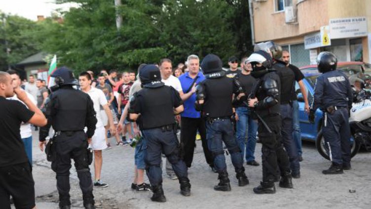 Едва десетина се събраха да протестират в "Орландовци"