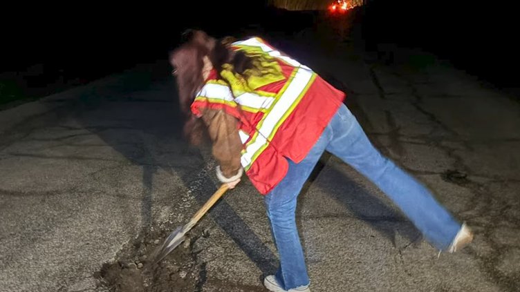 Шофьори сами запълниха опасна дупка по пътя Добрич-Албена (ВИДЕО)