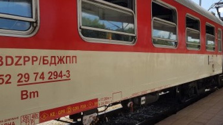 Влаковете пътуват по нов график от днес