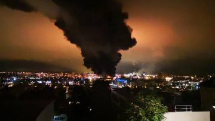 Пожарът в завод "Дунарит" е овлядан, има само тлеене