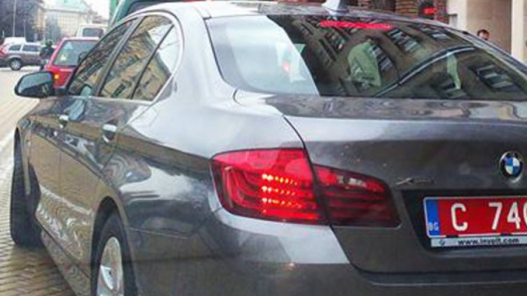 Свалят червените номера от колите на консулите