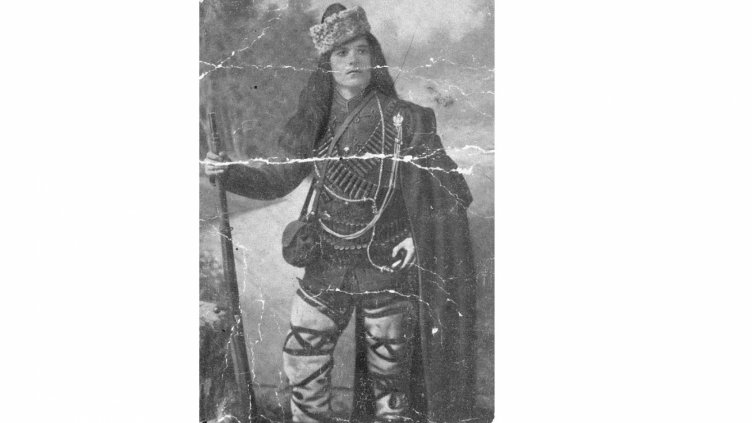 ПОРТРЕТ В ЧЕТНИЧЕСКА УНИФОРМА НА ДОНКА УШЛИНОВА &ndash; Комитката, участничка в Илинденско-Преображенското въстание (Варненска дигитална библиотека).