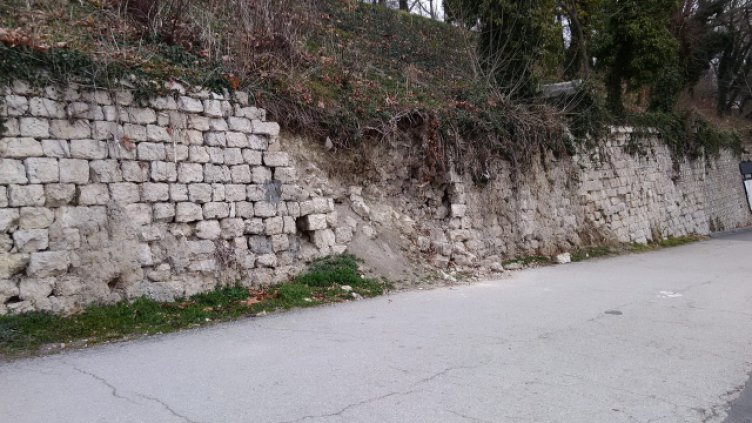 Скатът под Морското казино пропада