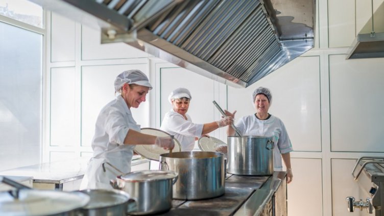 Във Варна детските кухни продължават да работят, затварят дневни центрове