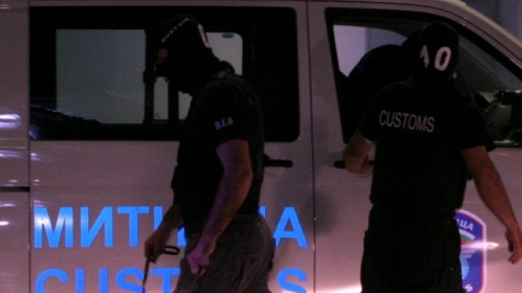 Митничари заловиха устройства за източване на банкомати