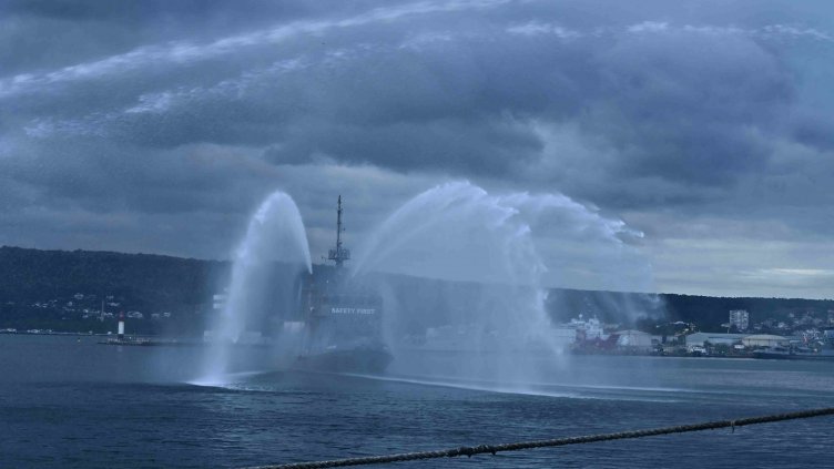 На учение: Потушиха пожар на пристанище Варна - Изток (СНИМКИ)