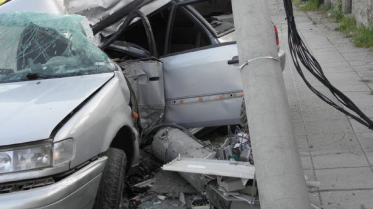 Автомобил се блъсна в електрически стълб, шофьорът загина