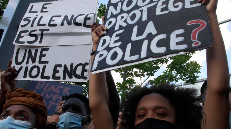 Във Франция излязоха на протест срещу нов полицейски закон